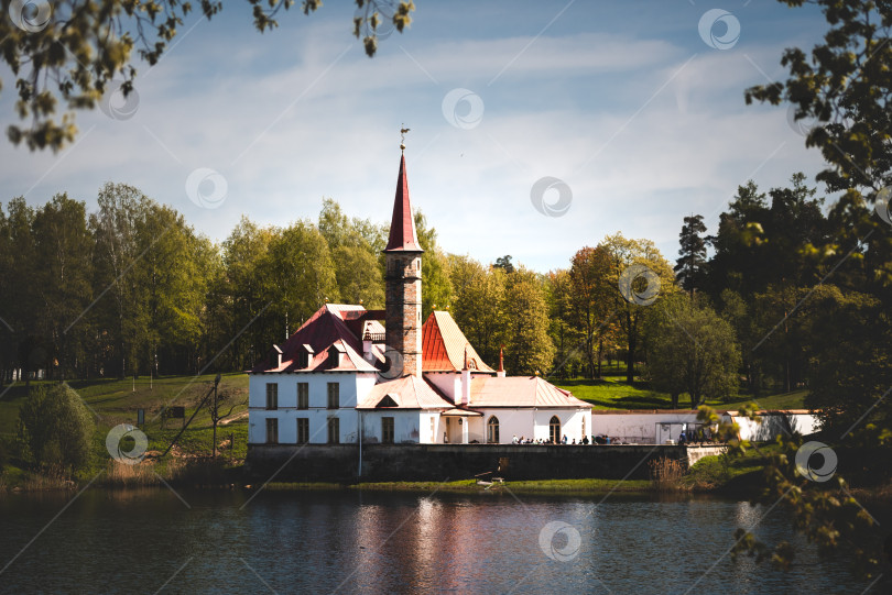 Скачать Монастырский замок в Гатчине, вид с озера. Россия, Гатчина. фотосток Ozero