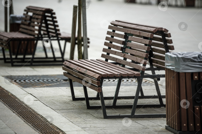 Скачать Пустая скамейка на городской площади, крупный план фотосток Ozero