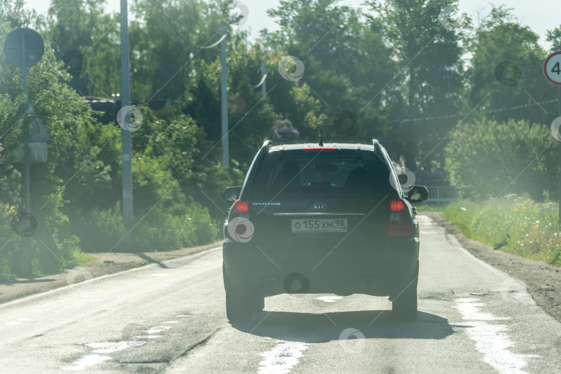 Скачать Санкт-Петербург, Россия, 2022 год: автомобиль едет по дороге фотосток Ozero