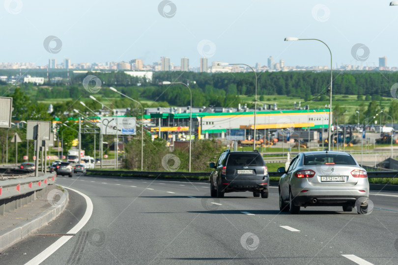 Скачать Санкт-Петербург, Россия, 2022 год: автомобиль едет по дороге фотосток Ozero