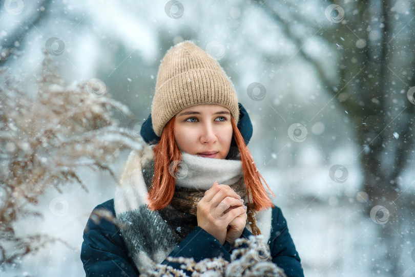 Скачать Портрет девушки зимой в парке фотосток Ozero
