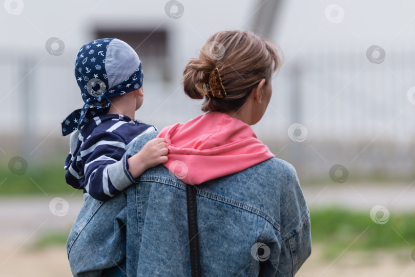 Скачать Мать держит ребенка на руках - вид сзади фотосток Ozero