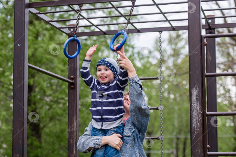 Скачать Маленький мальчик и его мать на детской игровой площадке фотосток Ozero