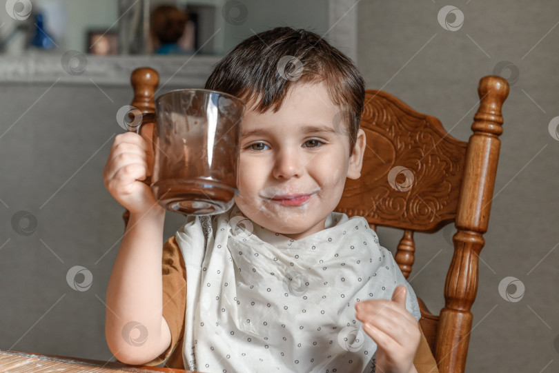 Скачать Маленький мальчик пьет из кружки в одиночестве фотосток Ozero