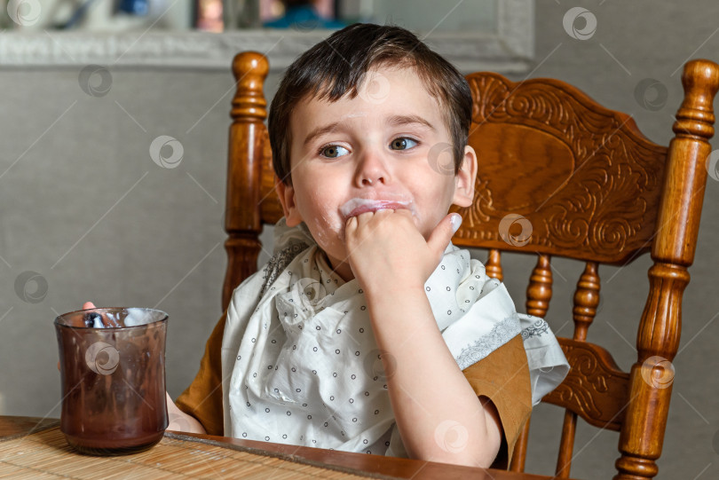 Скачать Маленький мальчик пьет из кружки руками фотосток Ozero