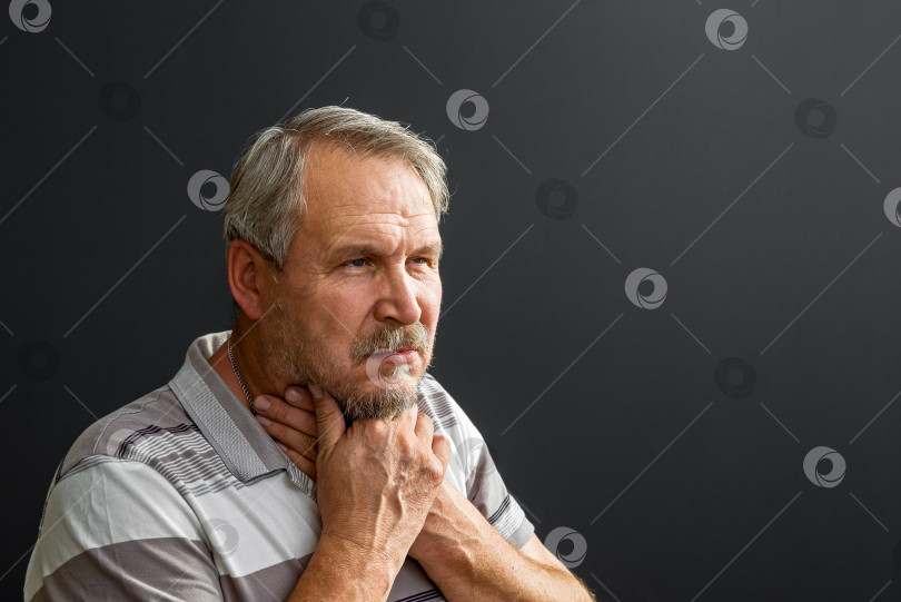 Скачать Взрослый мужчина с больным горлом на черном фоне фотосток Ozero