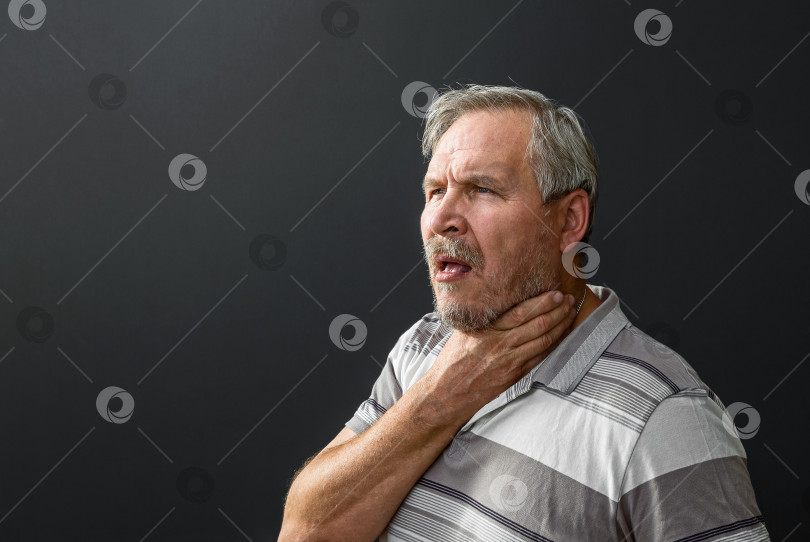 Скачать Взрослый мужчина с приступом удушья или болью в горле на черном фоне фотосток Ozero
