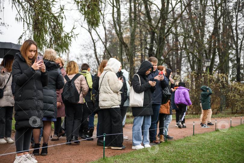Скачать Россия, Гатчина, 29 октября 2022 года: Люди в парке на экскурсии снимают на смартфоны фотосток Ozero