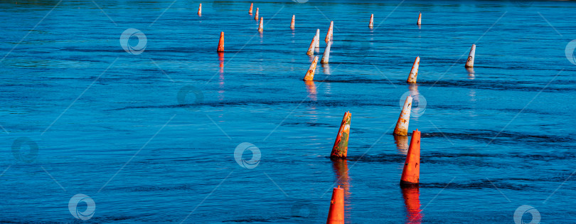 Скачать речной барьер из старых выцветших оранжевых буев фотосток Ozero