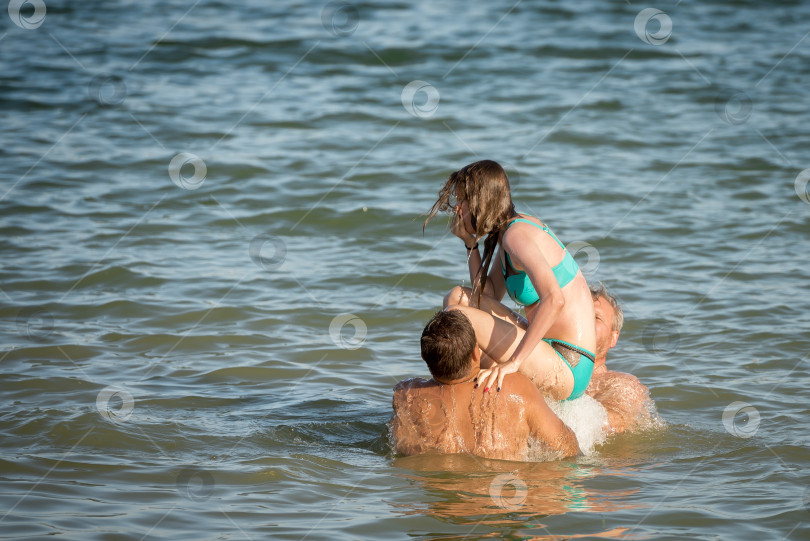 Скачать Парни на озере бросают девушку в воду фотосток Ozero