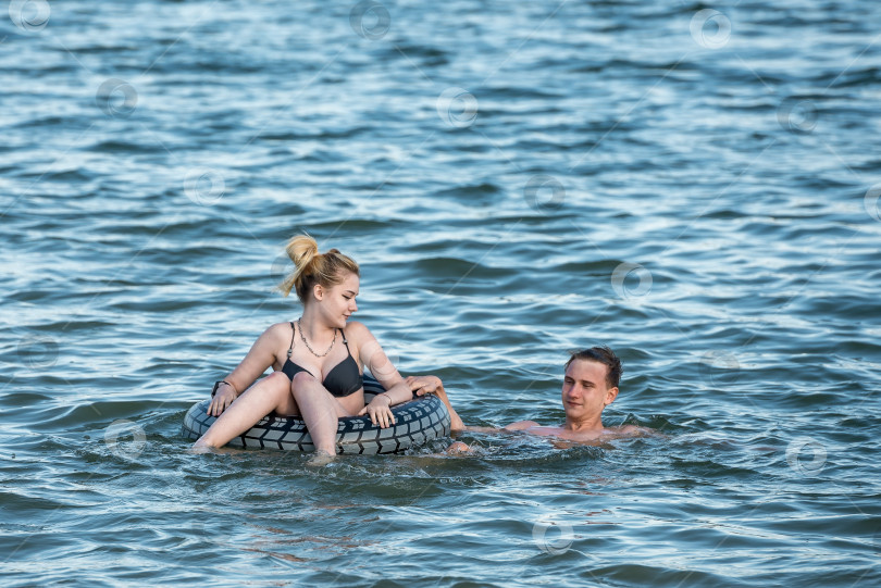 Скачать Молодые парень и девушка купаются в озере фотосток Ozero