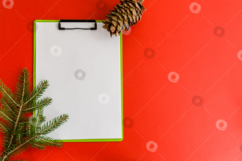 Скачать Планшет с чистым листом на красном рождественском фоне фотосток Ozero