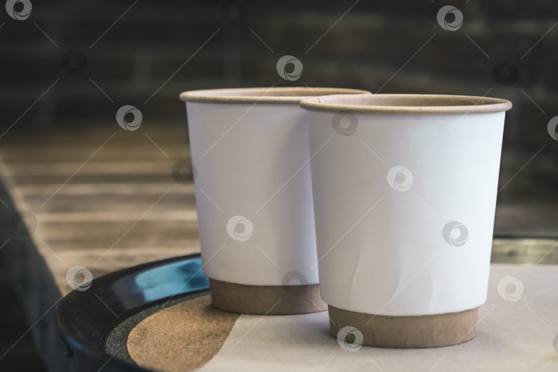 Скачать Бумажные стаканчики на столе в кафе фотосток Ozero