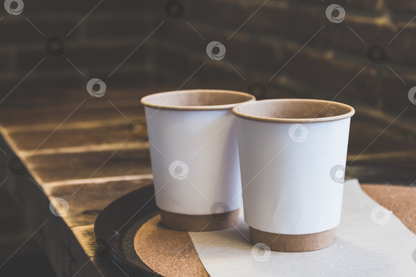 Скачать Бумажные стаканчики на столе в кафе фотосток Ozero