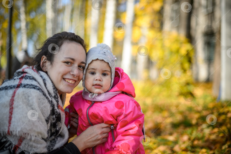 Скачать молодая мама с маленькой дочкой в осеннем парке крупным планом фотосток Ozero