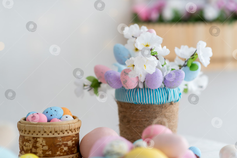 Скачать Пасхальный стол с яйцами, куличом и цветами. Пасхальный праздник. фотосток Ozero