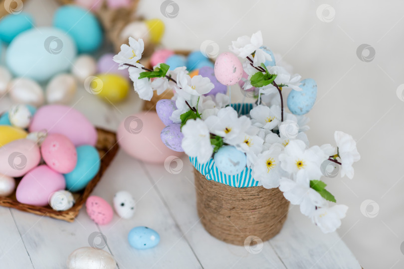 Скачать Пасхальный стол с яйцами, куличом и цветами. Пасхальный праздник. фотосток Ozero