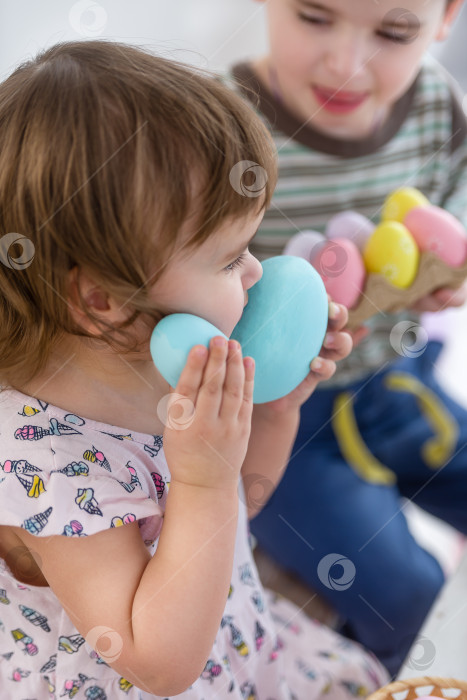 Скачать Дети играют с пасхальными яйцами фотосток Ozero