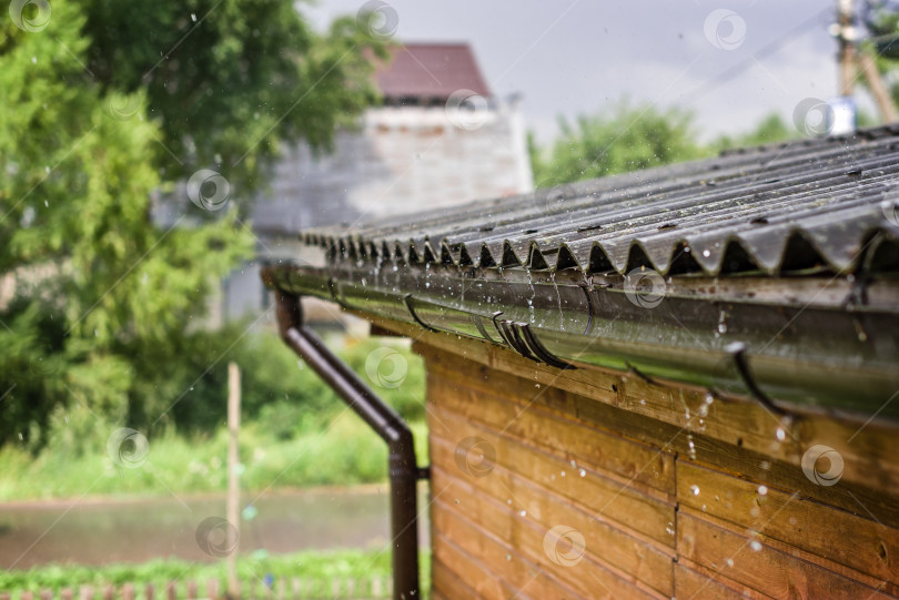 Скачать С крыши стекают струйки дождя. фотосток Ozero