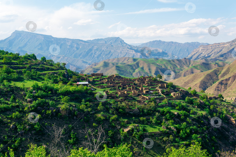 Скачать руины домов на склоне горы в Курибе, обезлюдевшей деревне с единственным оставшимся домашним хозяйством с пасекой, Дагестан фотосток Ozero