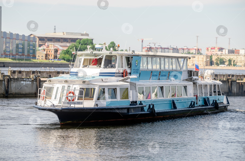 Скачать Россия, Санкт-Петербург, 4 августа 2022 года: Прогулочный пассажирский теплоход на реке Нева фотосток Ozero