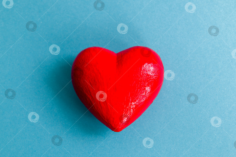 Скачать Красное сердце на синем медицинском фоне фотосток Ozero