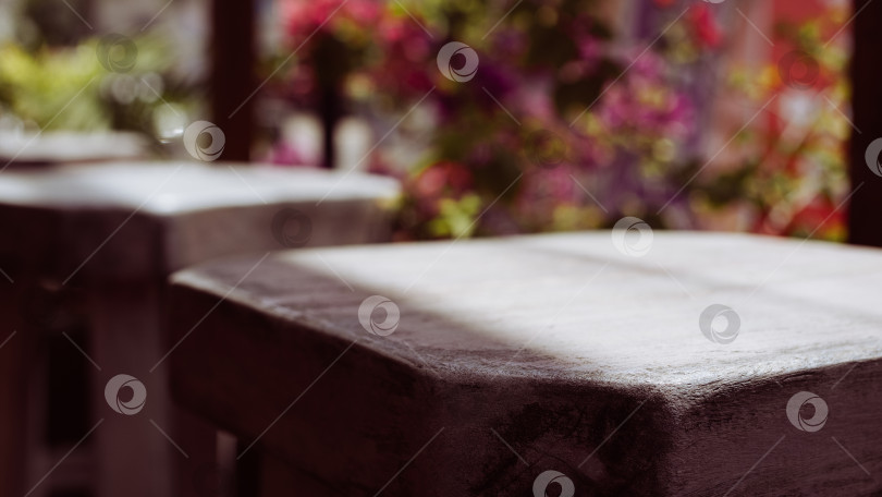 Скачать деревянная поверхность стола, старый, размытый фон wooden table surface, old, blurred background фотосток Ozero