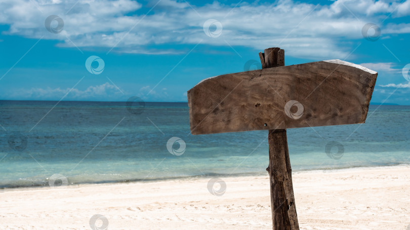 Скачать деревянная вывеска на пляже тропического острова, на фоне неба и моря, рекламирующая сезонные предложения. Деревянная вывеска на пляже тропического острова, на фоне неба и моря, рекламирующая сезонные предложения фотосток Ozero