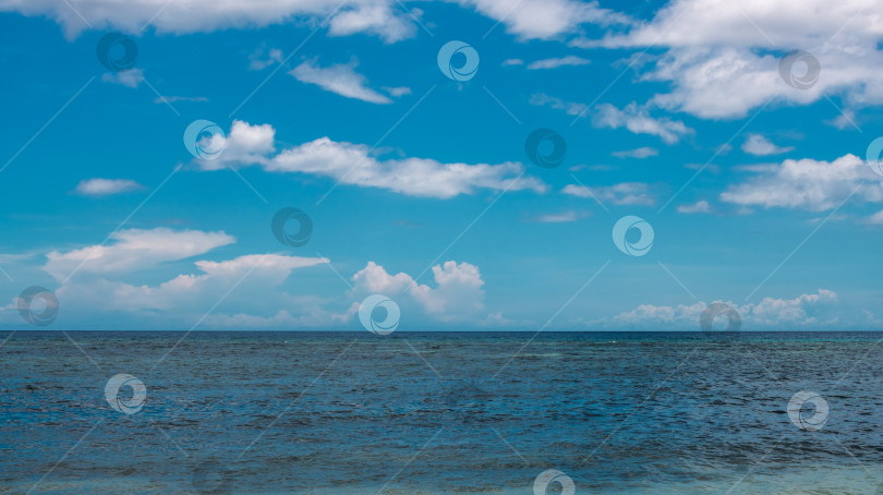 Скачать спокойствие в море при голубом ярком небе спокойствие в море под ярким голубым небом фотосток Ozero