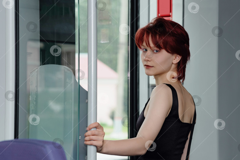 Скачать молодая женщина готовится выйти из вагона пригородного поезда фотосток Ozero