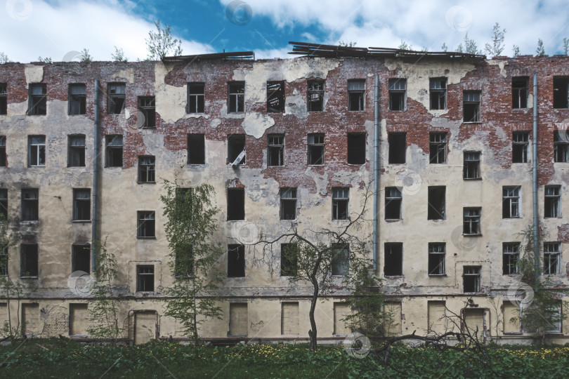 Скачать разрушенное многоэтажное здание в городе фотосток Ozero