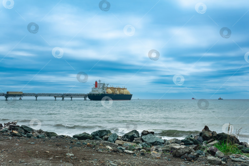 Скачать танкер-перевозчик сжиженного природного газа во время погрузки на морском терминале сжиженного природного газа фотосток Ozero