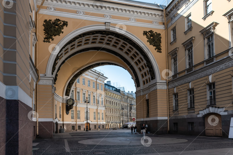 Скачать Санкт-Петербург, Россия, 2022 год: Здание Генерального штаба, Санкт-Петербург фотосток Ozero