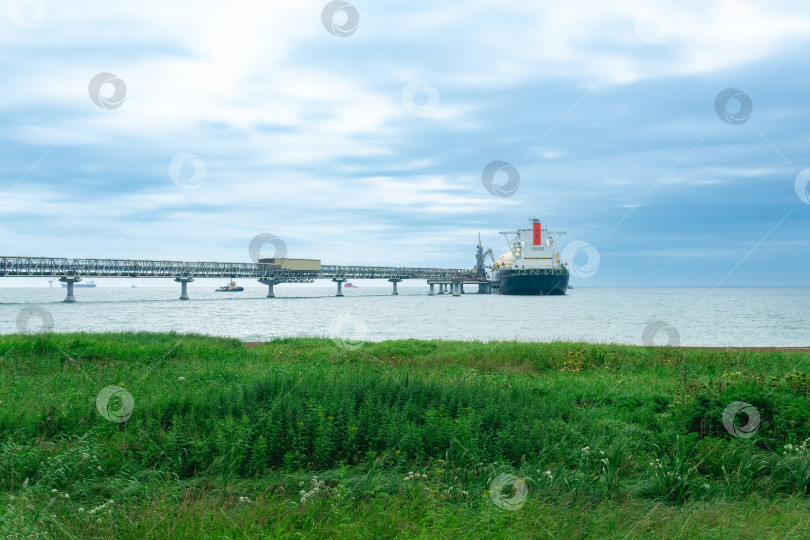 Скачать танкер-перевозчик сжиженного природного газа во время погрузки на морском терминале сжиженного природного газа фотосток Ozero