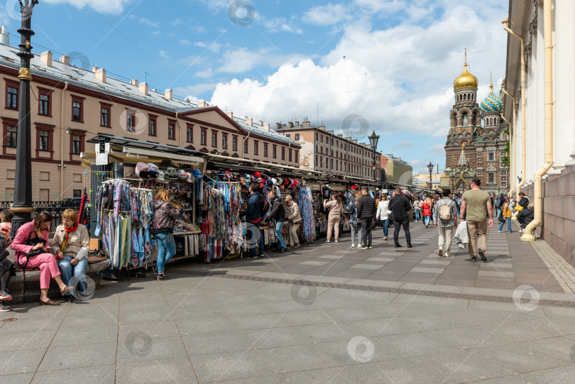 Скачать Россия, Санкт-Петербург, июнь 2022 года: торговая улица и сувенирные лавки фотосток Ozero