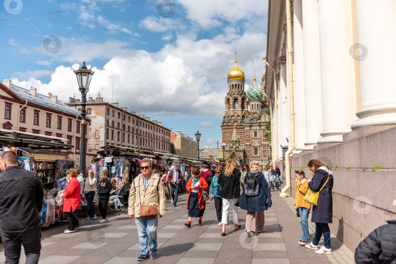 Скачать Россия, Санкт-Петербург, июнь 2022 года: торговая улица и сувенирные лавки фотосток Ozero