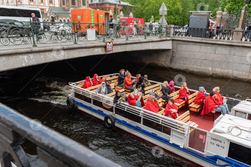 Скачать Россия, Санкт-Петербург, июнь 2022 года: прогулочный катер с туристами по каналу фотосток Ozero