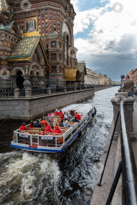 Скачать Россия, Санкт-Петербург, июнь 2022 года: Храм Спаса-на-Крови и прогулочный катер на канале фотосток Ozero