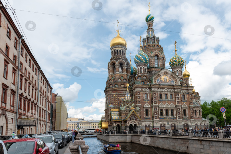 Скачать Россия, Санкт-Петербург, июнь 2022 года: вид на канал и храм Спаса-на-Крови фотосток Ozero