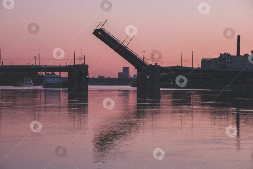 Скачать Розовый закат над Невой в Санкт-Петербурге, Россия, 2022 фотосток Ozero