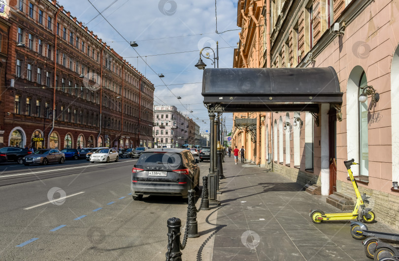 Скачать Россия, Санкт-Петербург, 4 августа 2022 года: Невский проспект - центральная улица Санкт-Петербурга фотосток Ozero