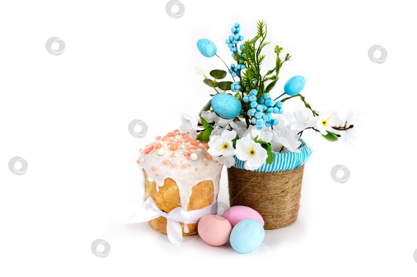 Скачать Вкусные пасхальные куличи, яйца, цветы в корзинке на белом фоне фотосток Ozero