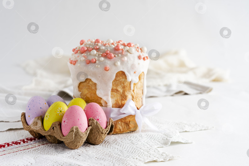 Скачать Пасхальный кулич и крашеные яйца на белом льняном фоне фотосток Ozero