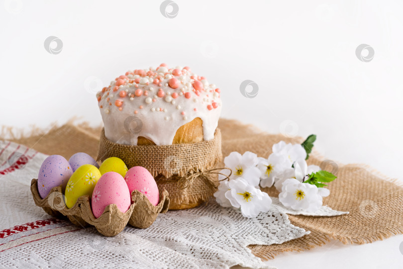Скачать Пасхальное яйцо и пирог на светлом фоне стола. Счастливый пасхальный фон для весенних праздников. фотосток Ozero