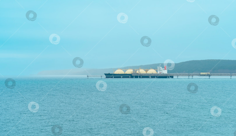 Скачать Судно-перевозчик СПГ во время погрузки на морском терминале сжиженного природного газа фотосток Ozero