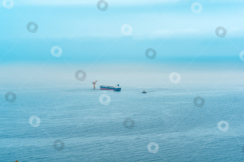 Скачать туманный морской пейзаж с танкером возле нефтяного терминала, расположенного далеко в море, вид сверху фотосток Ozero