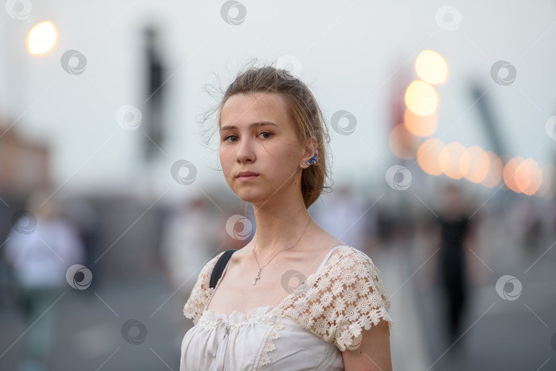 Скачать Портрет молодой девушки в вечернем городе. фотосток Ozero