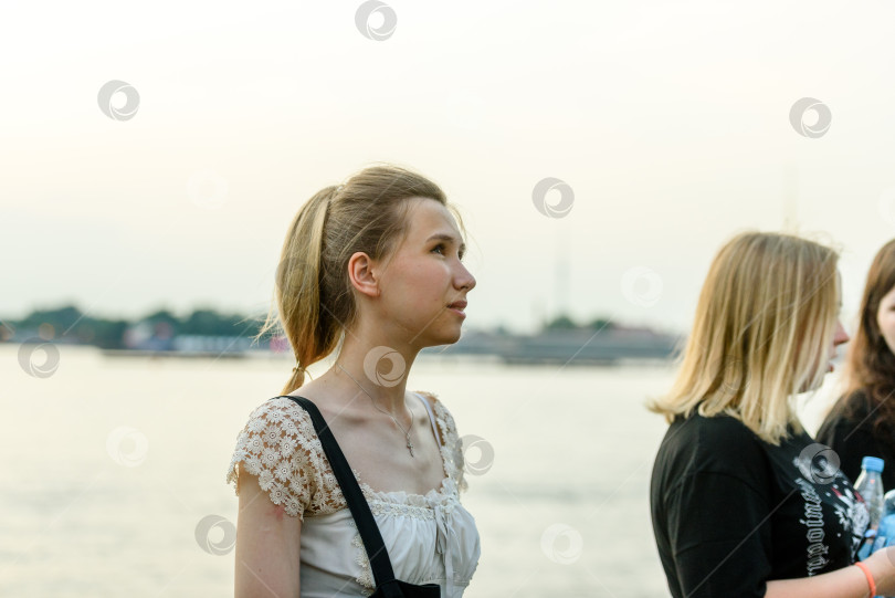 Скачать Россия, Санкт-Петербург, июнь 2021:Выпускники гуляют на набережной в праздник "Алые паруса" фотосток Ozero