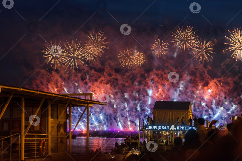 Скачать Ночной фейерверк на фоне неба. Алые паруса фотосток Ozero