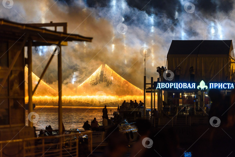 Скачать Россия, Санкт-Петербург, июнь 2021 года: ночной вид на Дворцовый мост. Алые паруса фотосток Ozero